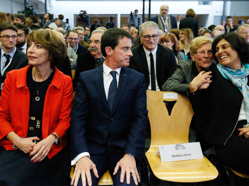 فالس ووزيرة الصحة ماريسول تورين وعلى يمينه وزيرة العمل مريم الخمري خلال اجتماع لجنة الإعاقة في نانسي أمس (إي بي ايه)