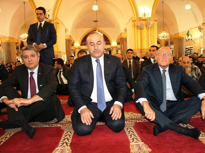 تمام سلام وجاويش أوغلو أثناء صلاة الجمعة في وسط بيروت أمس ( اي بي ايه)