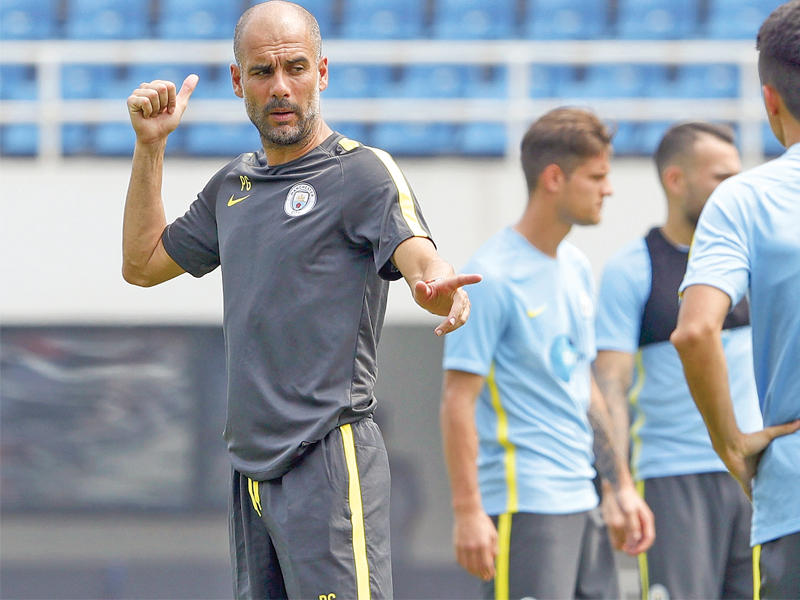 غوارديولا في تدريبات السيتي