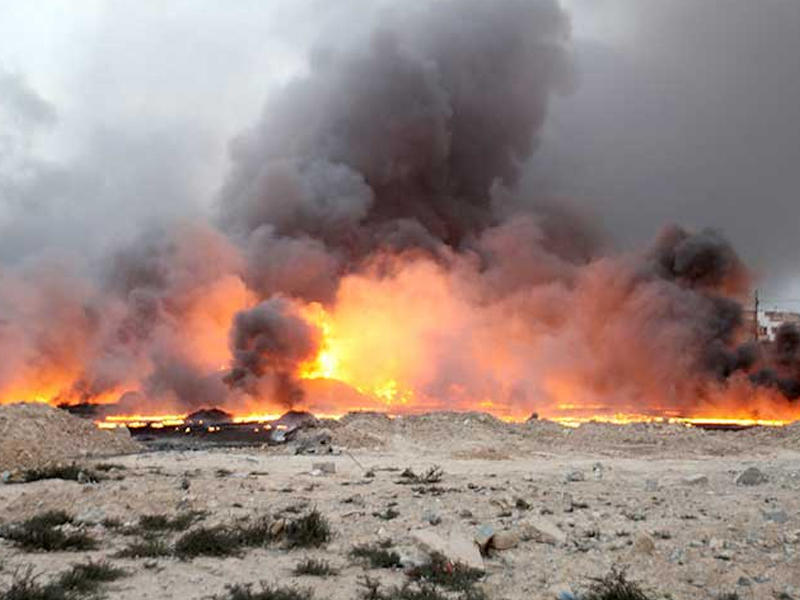 جانب من الحرائق المشتعلة في آبار منطقة القيارة في الموصل (ارشيف)