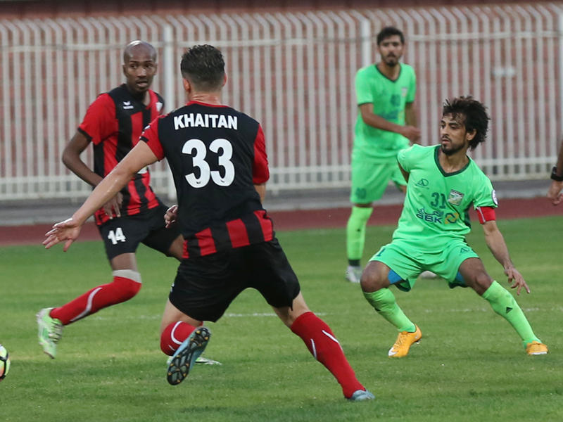 كابتن العربي علي مقصيد في منافسة على الكرة مع لاعبي خيطان