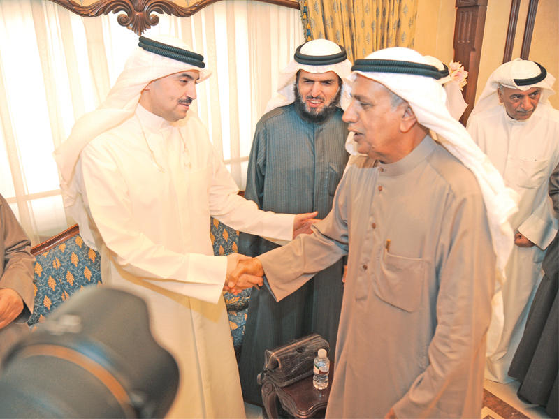 الرومي والمطير والدمخي في اجتماع «ديوان المطير» ويبدو المويزري