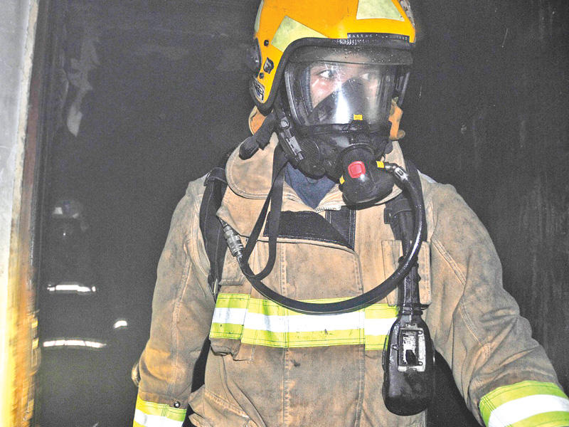 رجل إطفاء في موقع الحريق