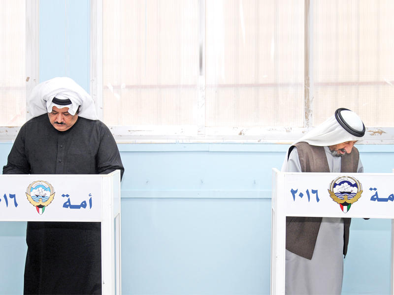 مواطنان خلال الاقتراع الأخير لمجلس الأمة