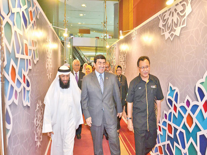 العسعوسي خلال جولته في جناح الكويت بالمهرجان