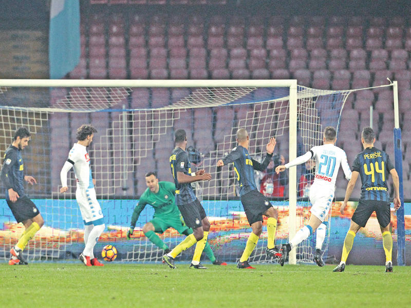 زيلينسكي نجم نابولي يحرز هدفه في مرمى الإنتر أمس