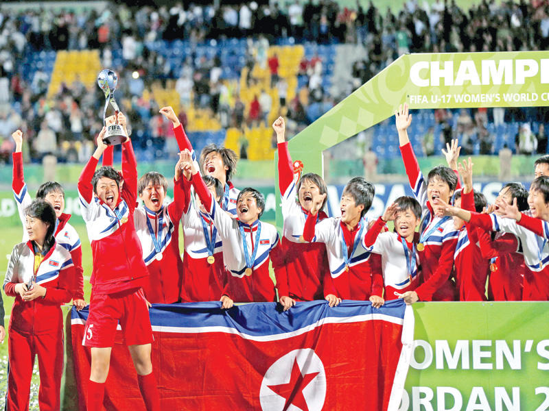 جانب من تتويج منتخب سيدات كوريا الشمالية تحت 17 عاماً 