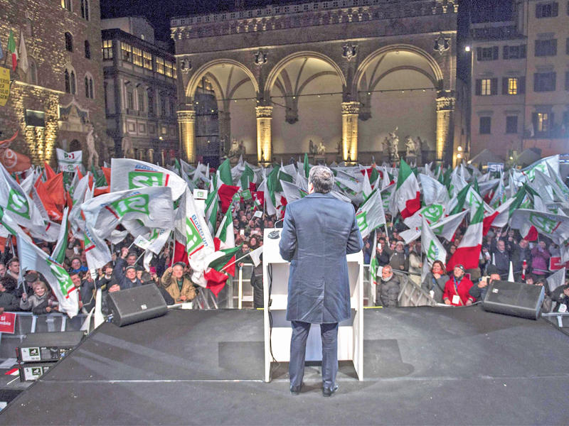 رينزي مخاطبا أنصار الـ «نعم» في تجمع مساء أمس الأول بفلورنسا (اي بي أيه)