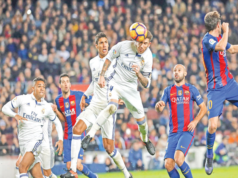 راموس نجم الريال يحرز هدفه في مرمى البرشا