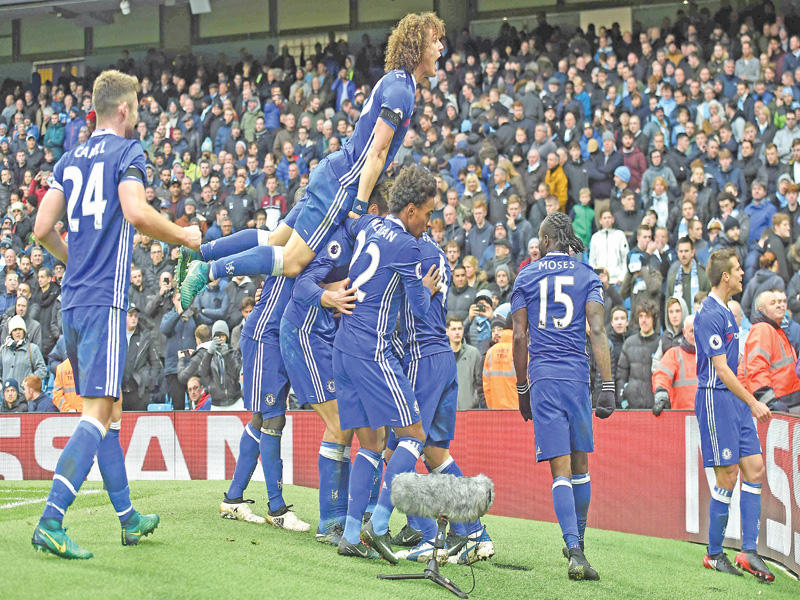 فرحة لاعبي تشلسي بعد إحراز هدف في مرمى مانشستر سيتي