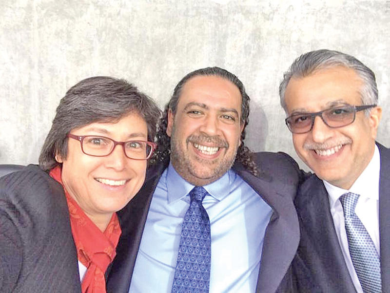 الفهد يتوسط بن إبراهيم والأسترالية مويا دود نائبة رئيس الاتحاد الآسيوي 