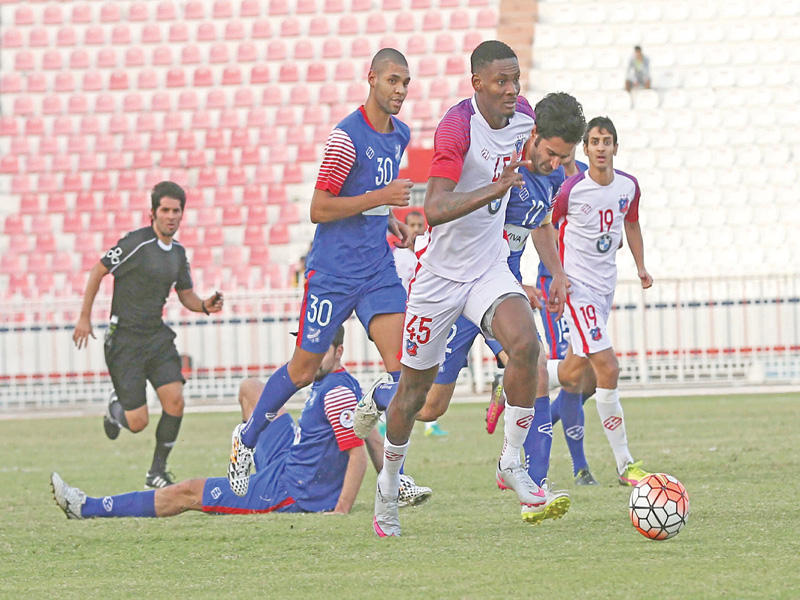 صراع على الكرة في لقاء الكويت والتضامن