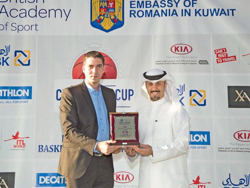 علي البغلي يتسلم درع الشكر من لوسيان أوريليان أنيسيا