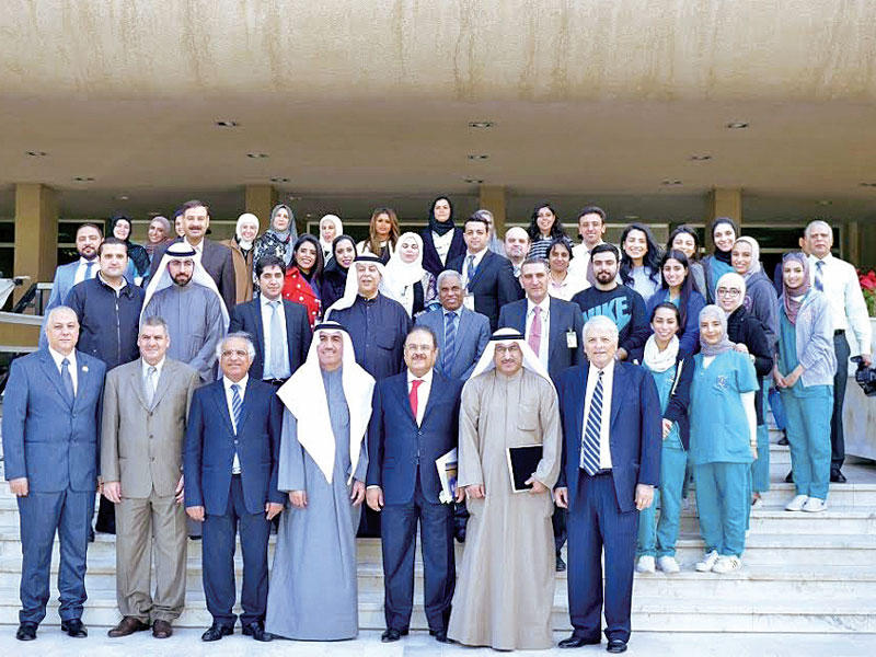 الأنصاري متوسطاً الأسرة الأكاديمية خلال الاحتفال