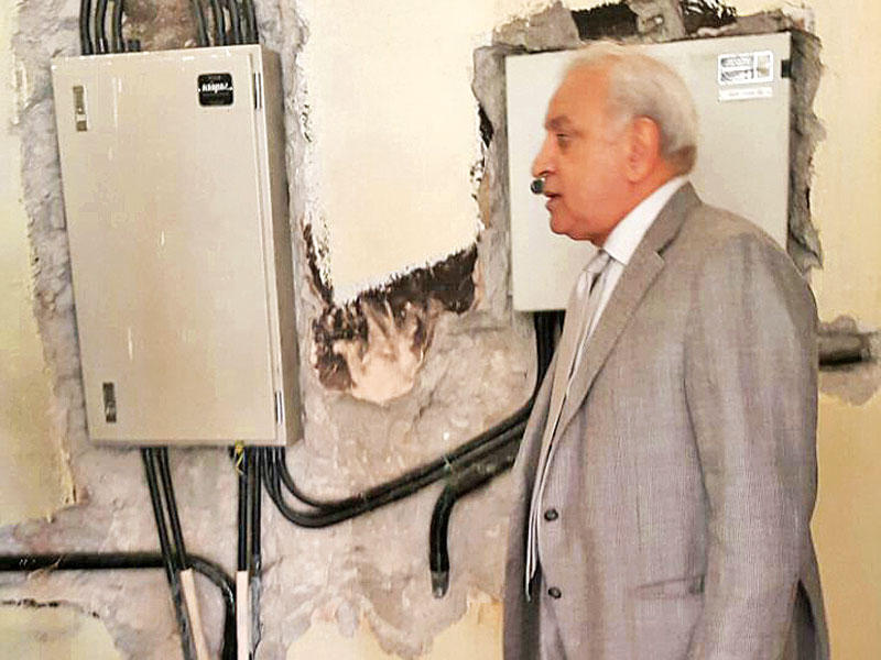 العيسى متفقدا المدرسة التي اندلع فيها الحريق