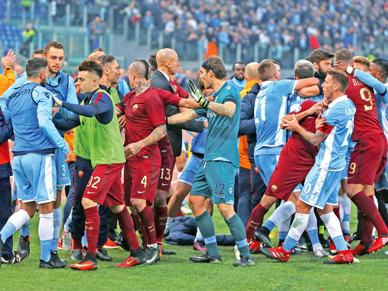 اشتباك بين لاعبي روما ولاتسيو خلال المباراة