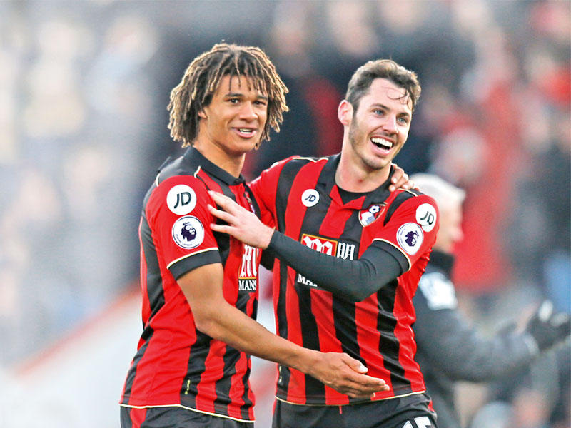 فرحة لاعبي بورنموث بعد الفوز على ليفربول