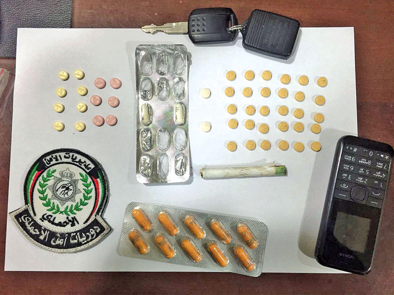 جانب من المضبوطات التي عثر عليها بحوزة المتهمين