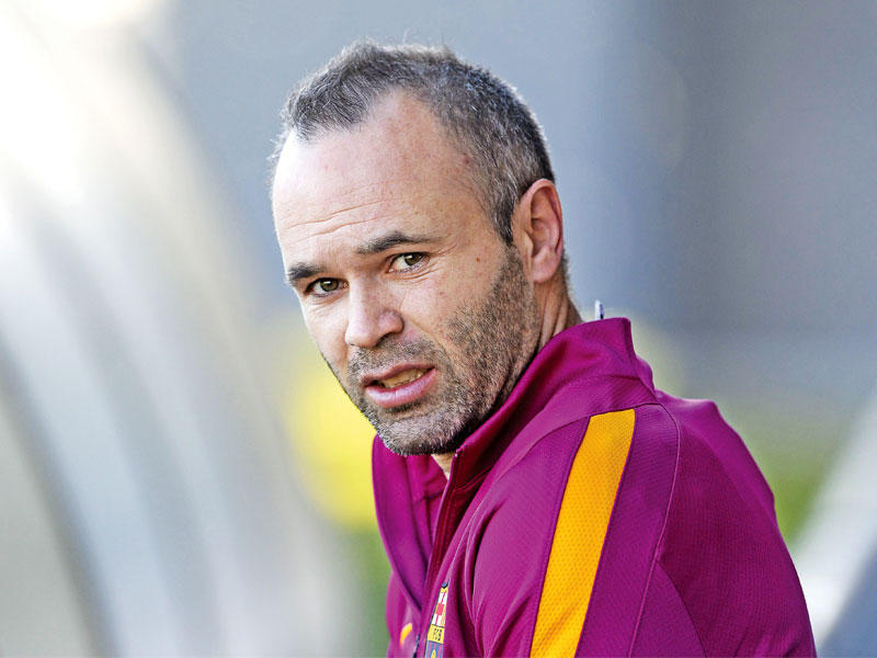 لاعب وسط وقائد برشلونة  أندريس إنييستا