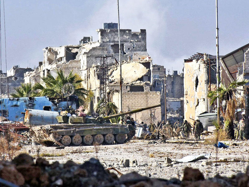 قوات النظام تتقدم داخل أحياء حلب المدمرة أمس (أ ف ب)
