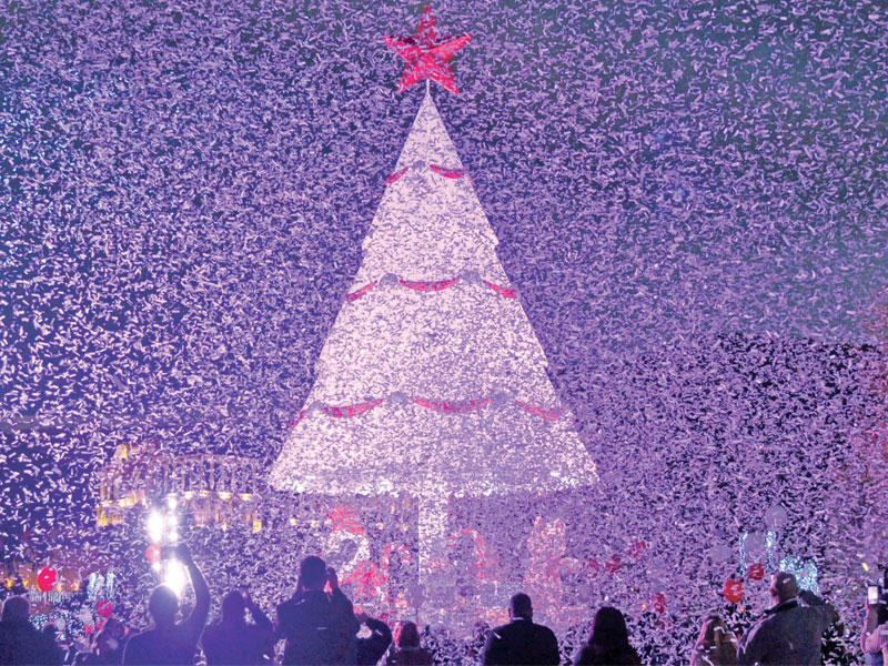 إضاءة شجرة عيد الميلاد في مدينة زغرتا شمال لبنان مساء أمس الأول t(رويترز)