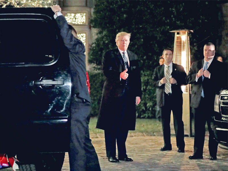 ترامب أثناء وصوله لحفلة تنكرية في نيويورك أمس الأول   (رويترز)