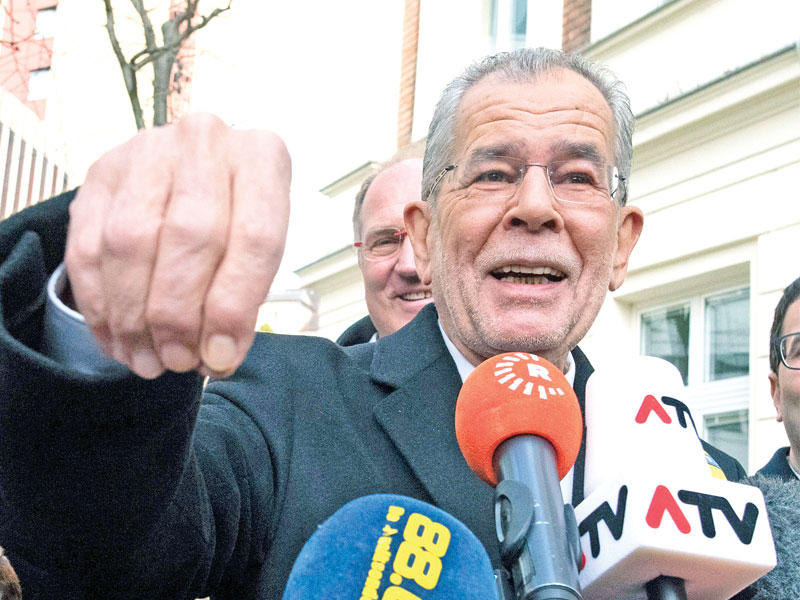 فان دير بيلين بعد ادلائه بصوته في فيينا أمس (أ ف ب)