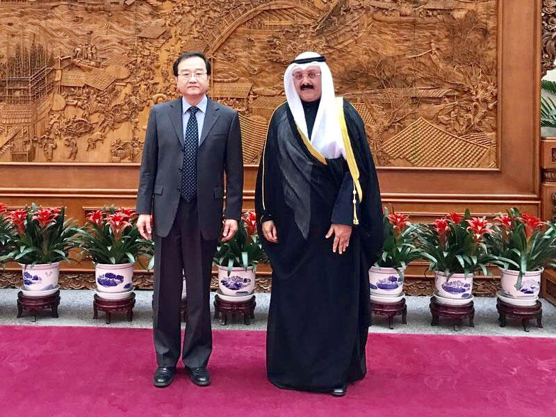 سفير الكويت لدى الصين سميح حيات ونائب وزير الخارجية زاهنغ ميينغ