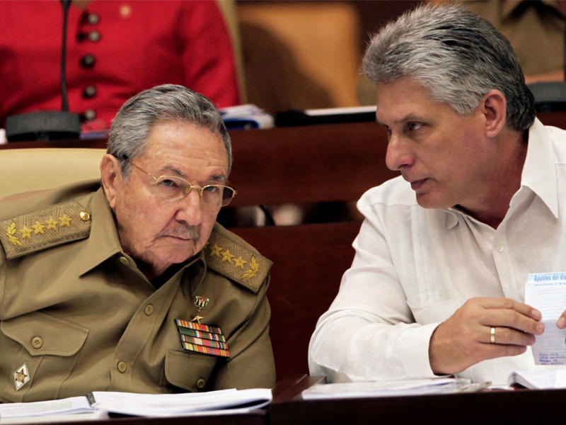ميغيل دياز كانيل (يمين) بجانب راوول كاسترو