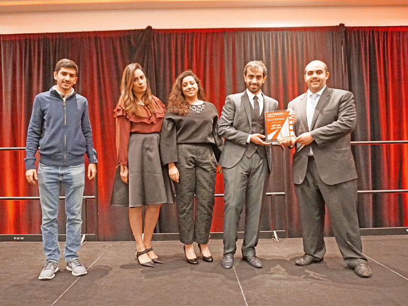 فريق الشركة متلقياً درع تكريم من منظمي المؤتمر 