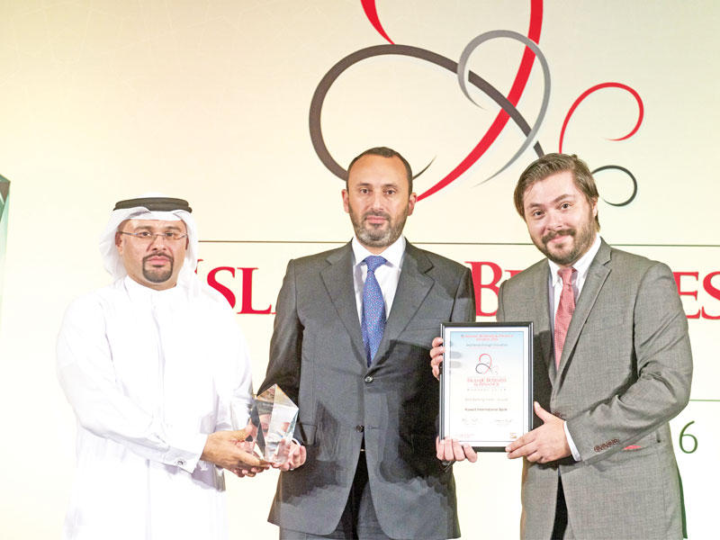 خلال تسلم الجائزة