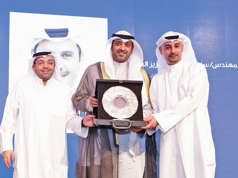 المطيري يتسلم درع تكريم من الشيخ محمد العبدالله والمرزوق