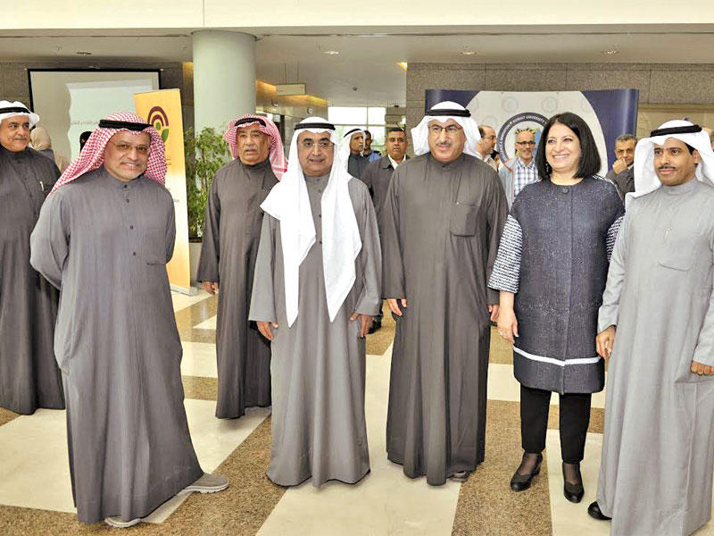  الأمين العام لجامعة الكويت د. محمد الفارس والعمر يتوسطان الحضور في اليوبيل الذهبي بالجامعة 