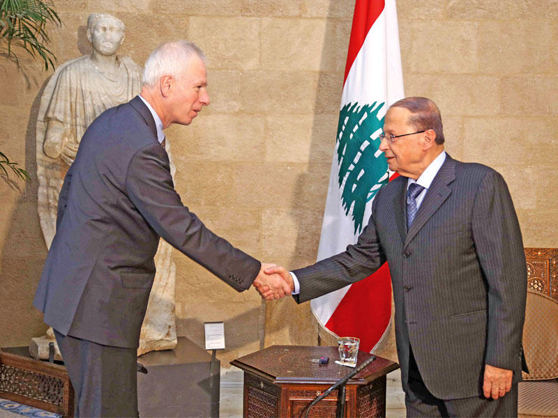 عون مستقبلاً وزير الخارجية الكندي ستيفان ديون في قصر بعبدا أمس (دالاتي ونهرا)