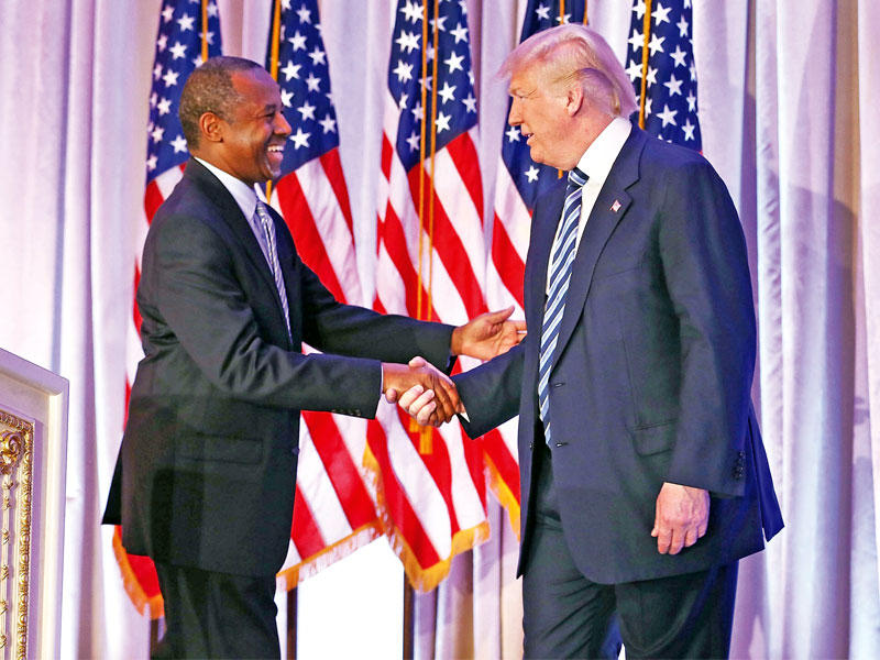 ترامب وبن كارسون في 11 مارس بولاية فلوريدا   (أ ف ب)