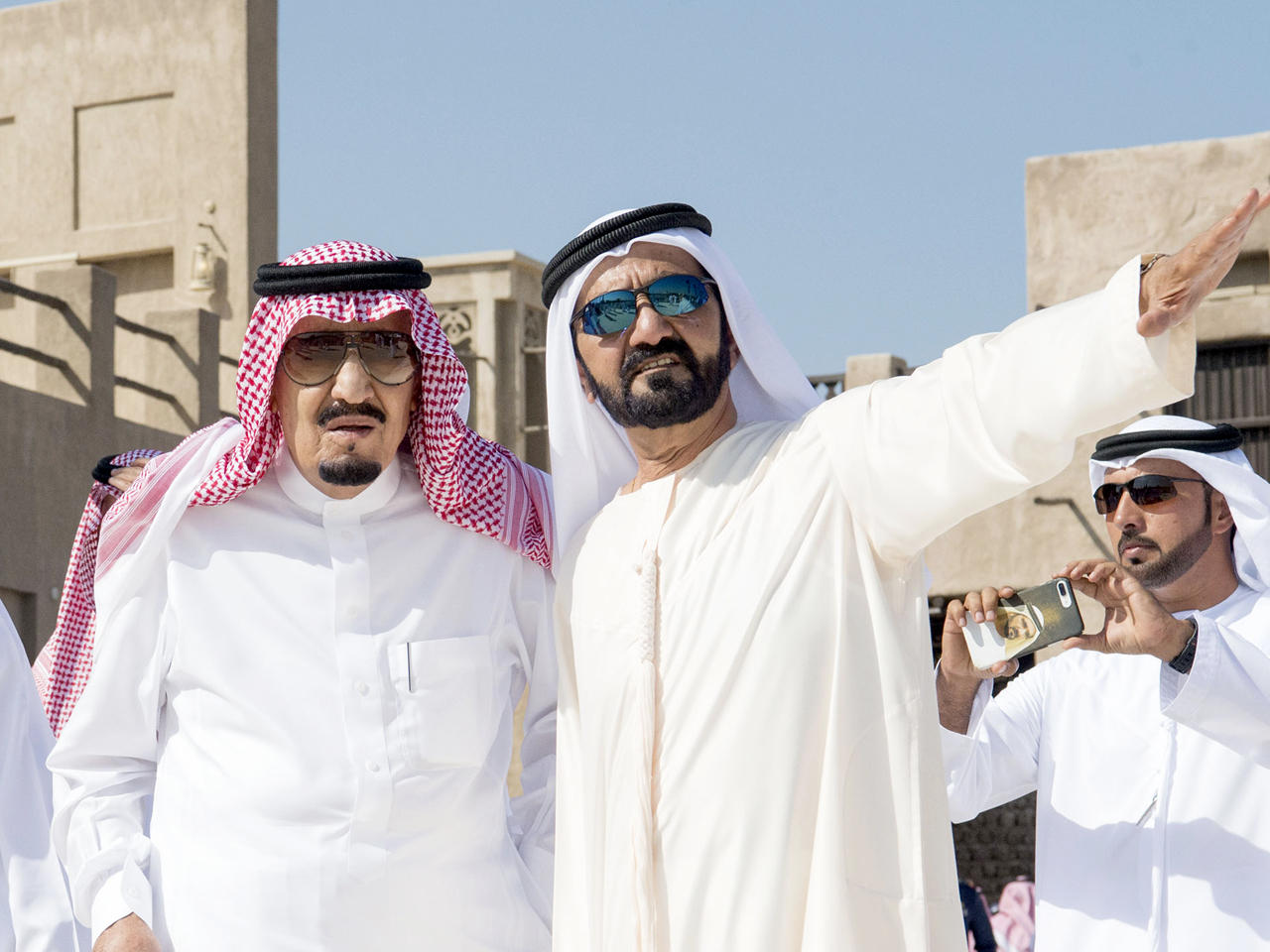 العاهل السعودي مع محمد بن راشد خلال زيارته الإمارات