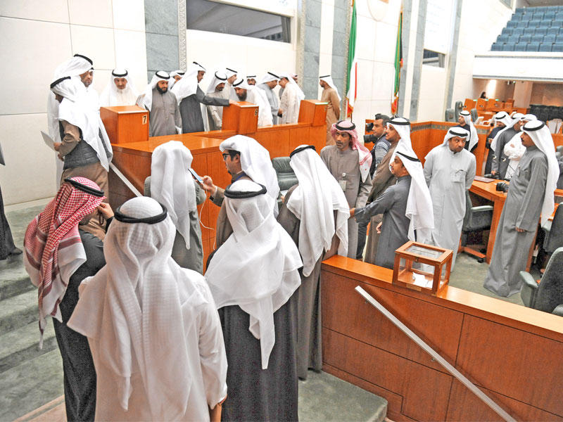 ... ويستمعون إلى شرح عن آلية التصويت الإلكترونيt(تصوير عبدالله الخلف)