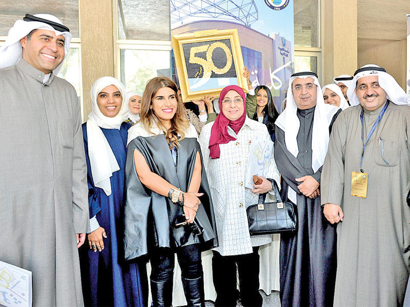 العمر وعبدالوهاب يتوسطان الأسرة الأكاديمية بالجامعة 