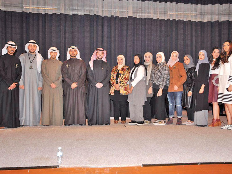 الاساتذة والطلبة المشاركون في الندوة