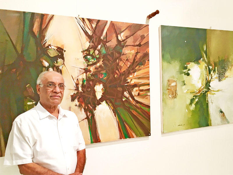 محمود أشكناني أمام لوحاته 