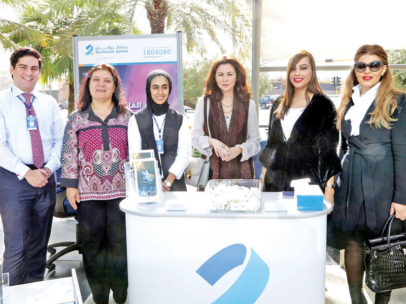 ممثلو «برقان» مع الشيخة الزين الصباح