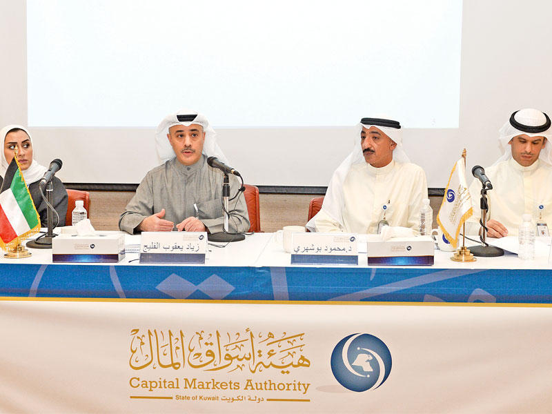 بوشهري والفليج في الوسط خلال ورشة العمل أمس