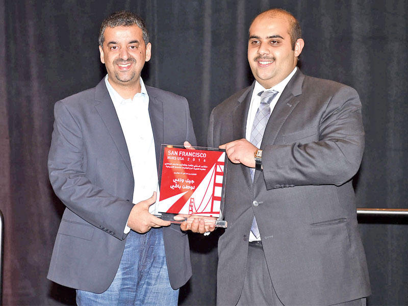 ممثل الاتحاد مكرِّماً «زين» ممثلة بوليد الخشتي