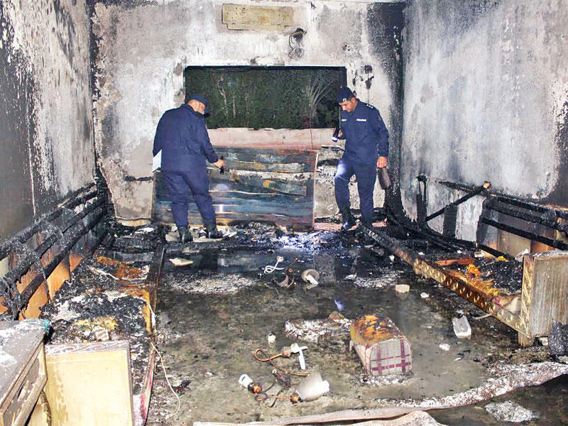 رجال الإطفاء يعاينون موقع الحريق