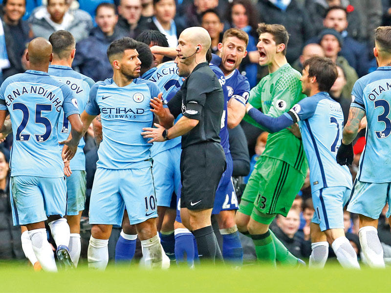 جانب من المشاحنات بين لاعبي تشلسي وسيتي