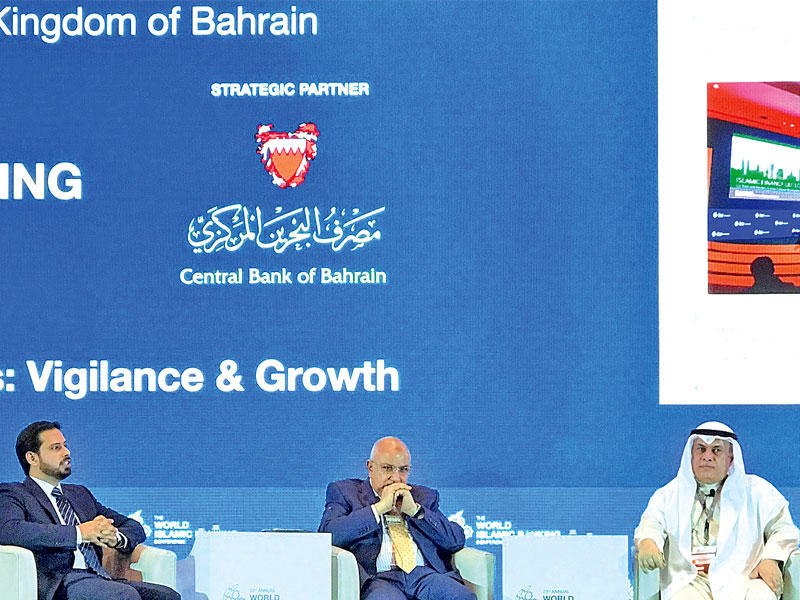 الماجد متحدثاً خلال الجلسة الرئيسية في المؤتمر