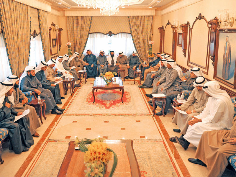 جانب من اجتماع النواب الثاني في ديوان المطير أمس (تصوير عثمان الشعيب)