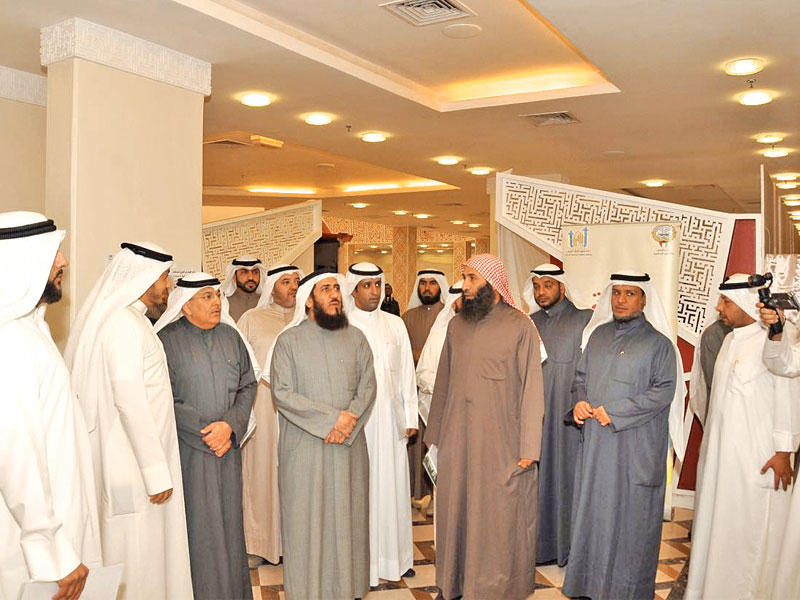 عمادي وعدد من القياديين أثناء الجولة 