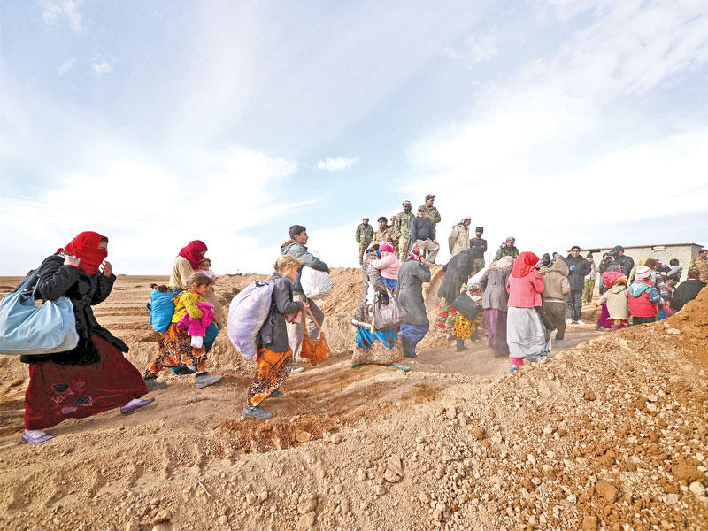 نازحون من الموصل يصلون إلى ضواحي سنجار أمس الأول   (رويترز)