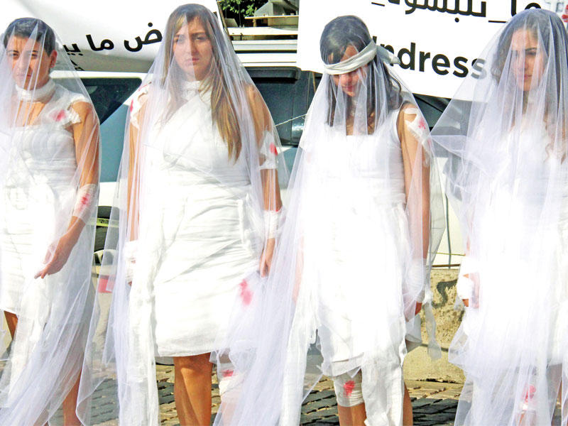 ناشطات في منظمة حقوقية خلال احتجاج ببيروت أمس على المادة 522 من قانون العقوبات اللبناني التي توقف ملاحقة المُغتصِب إذا تزوج الضحية    (إي بي أيه) 